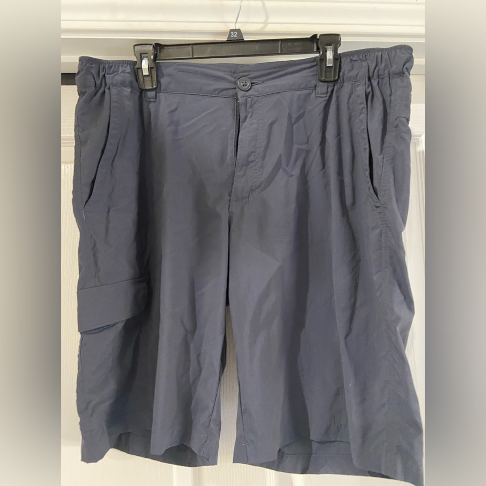 Mens Columbia Nylon Grey Blue shorts Size 38 waist and 11 length